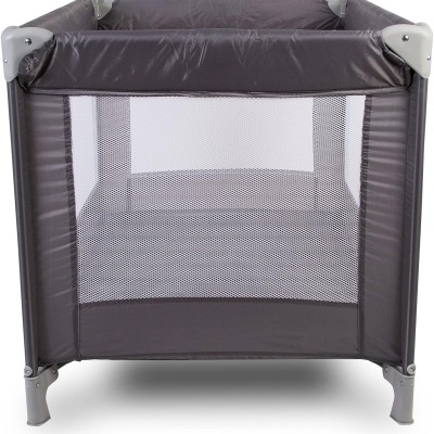 Berço portátil preto com laterais em rede e estrutura cinza