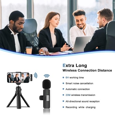 Microfone sem fios preto com tripé e texto de características, e quatro pessoas em reunião de trabalho ao fundo