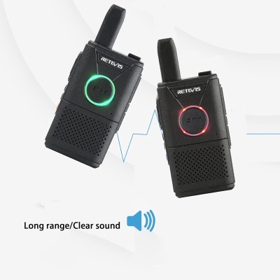 Dois walkie-talkies pretos RETEVIS com luzes verde e vermelha e texto promocional em fundo branco