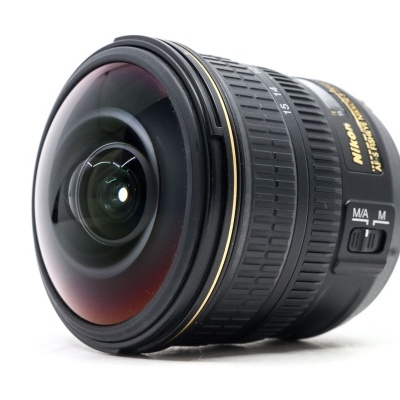 Lente fotográfica Nikon AF Nikkor 16mm f/2.8 D preta com anel dourado e interruptor MA-M