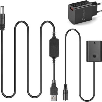 Conjunto de carregador USB e adaptador de corrente preto com ficha europeia em fundo branco