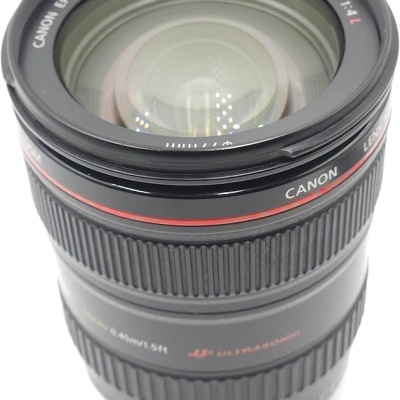 Objetiva Canon EF 24-105mm preta com anel vermelho e texto branco