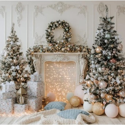 Sala decorada com árvores de Natal e presentes