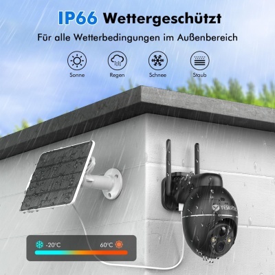 Câmara de vigilância preta com painel solar montados na parede de um edifício sob chuva