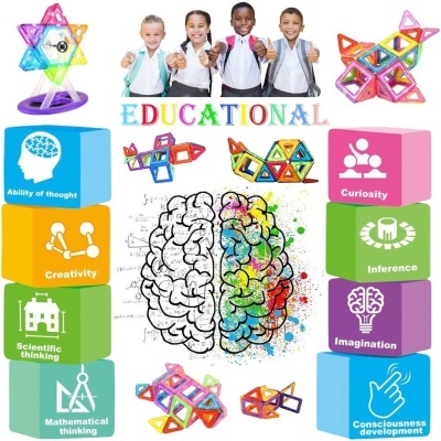 Crianças sorridentes com mochilas rodeadas por blocos coloridos e brinquedos magnéticos educativos