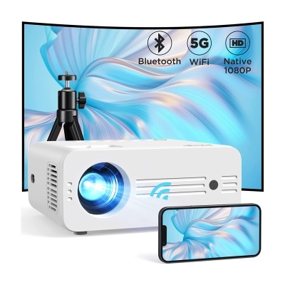 Projetor branco com luz azul, smartphone e ecrã curvo com símbolos Bluetooth, 5G WiFi e 'Native 1080P'