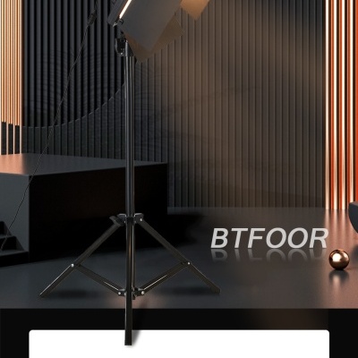 Luz de painel LED preta em tripé com texto promocional em fundo escuro