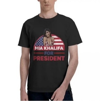 Camiseta preta com estampa frontal de Mia Khalifa, bandeira dos EUA e texto de campanha