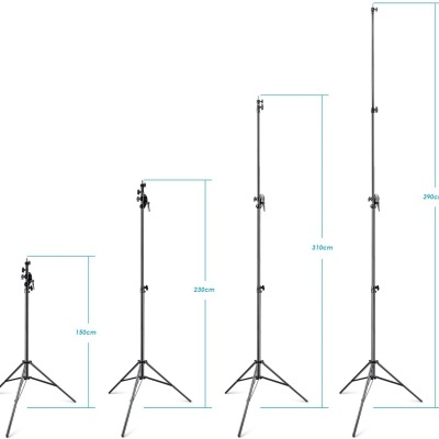 Quatro tripés de suporte pretos com alturas ajustáveis de 150 a 390 cm