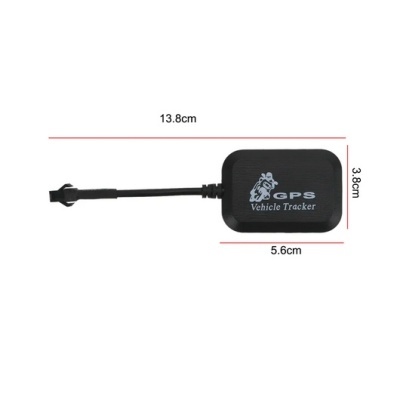 Rastreador veicular GPS preto com texto e símbolo branco, dimensão visível