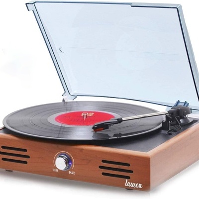 Toca-discos em madeira clara com tampa transparente e vinil preto.