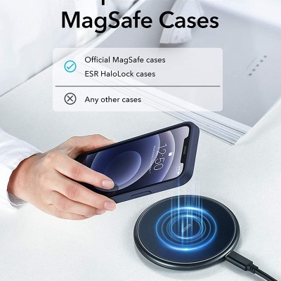 Smartphone com capa escura a ser carregado sem fios num carregador redondo preto com efeitos azuis