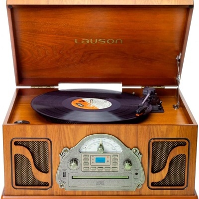 Aparelho de som vintage Lauson em madeira com gira-discos aberto