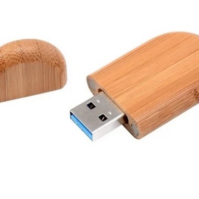 Pen drive USB de madeira clara com tampa removida
