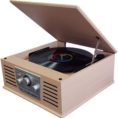 Toca-discos de madeira clara com disco de vinil e painel de controlo frontal metálico