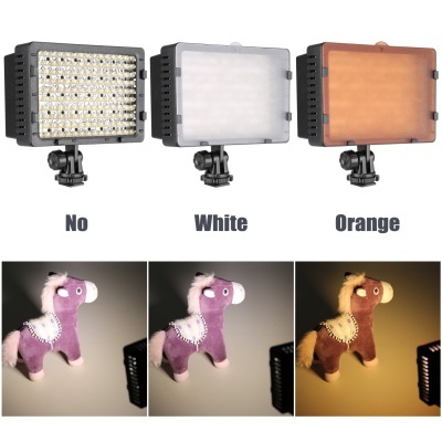 Luzes retangulares para fotografia com diferentes filtros de cor iluminando um cavalo de peluche
