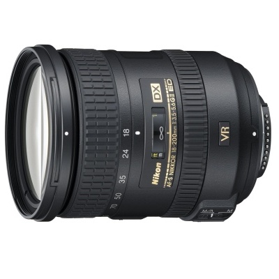 Objetiva fotográfica Nikon NIKKOR 18-200mm preta com texto e marcações