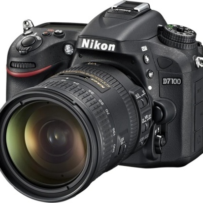 Câmara digital Nikon 7100 preta com lente objetiva