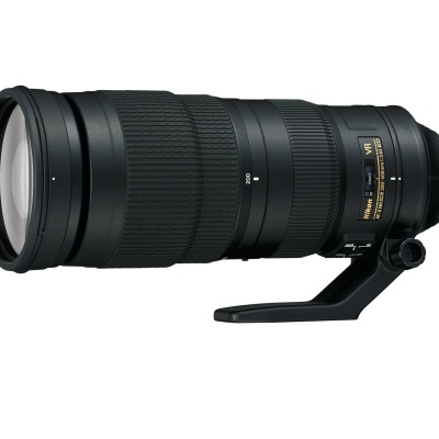 Objetiva fotográfica Nikon 200-500mm f/5.6E ED VR preta com suporte de tripé