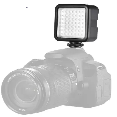 Luz LED quadrada montada numa câmara digital preta