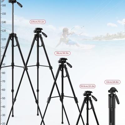 Conjunto de cinco tripés pretos de diferentes alturas com régua de medição à esquerda e fundo com desporto aquático