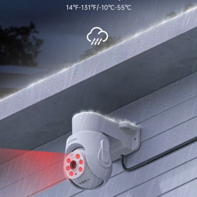 Câmara de segurança branca à prova de água IP66 com luzes LED vermelhas durante chuva, instalada numa parede cinza.
