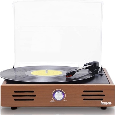 Toca-discos em madeira com disco preto e tampa transparente aberta