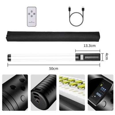 Luz LED tipo bastão com controlo remoto, cabo USB e bolsa preta.