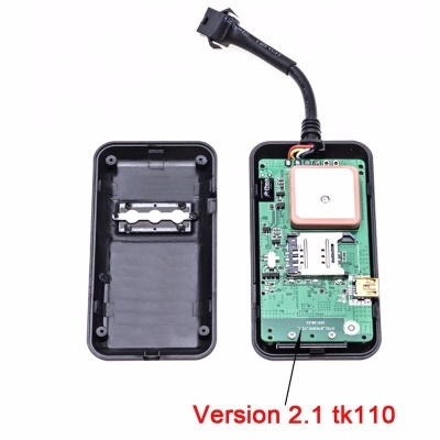 Dispositivo eletrônico aberto com placa de circuito e texto Version 2.1 tk110