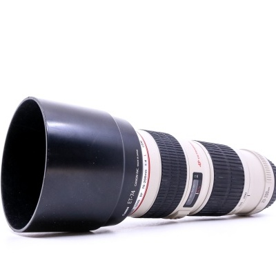 Objetiva fotográfica Canon branca com para-sol preto, texto 'CANON ZOOM LENS EF 70-200mm 1:4 L IS USM'