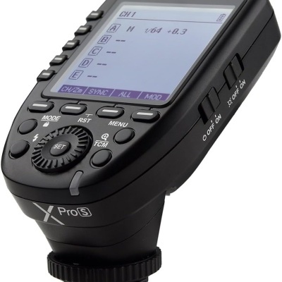 Dispositivo eletrônico preto XproS com visor digital e botões