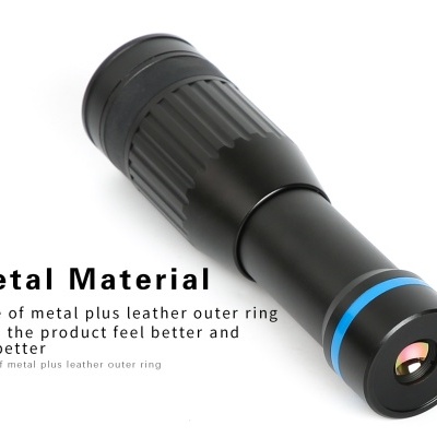 Monocular preto com anel azul e acabamento em couro sobre fundo branco