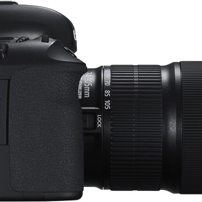 Máquina fotográfica digital SLR preta com lente Zoom 18-135mm.