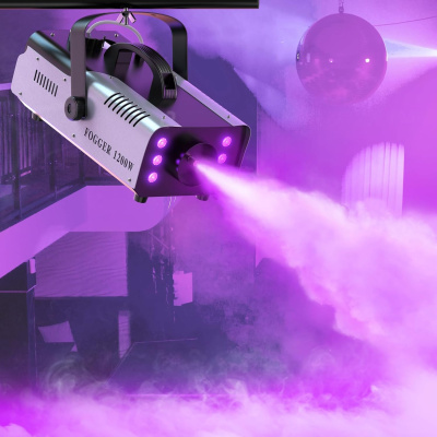 Máquina de fumos cinza a emitir fumo roxo com disco espelhado pendurado ao fundo