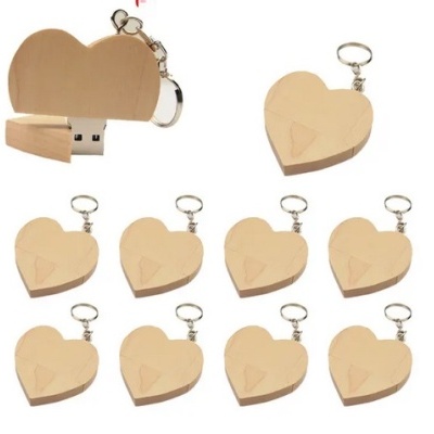 Pen drives em forma de coração com acabamento em madeira e chaveiro metálico