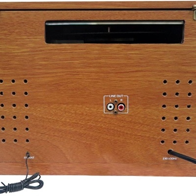 Aparelho de madeira com entrada de áudio e orifícios para som