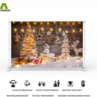Painel decorativo de Natal com árvore, bonecos de madeira, presentes e neve artificial