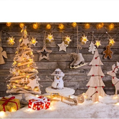 Decoração natalícia em madeira e luzes com árvore, boneco de neve, trenó, rena e presentes