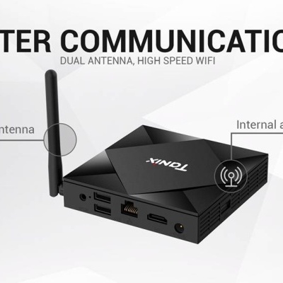 Roteador Wi-Fi preto com antena externa, texto info técnico num fundo branco