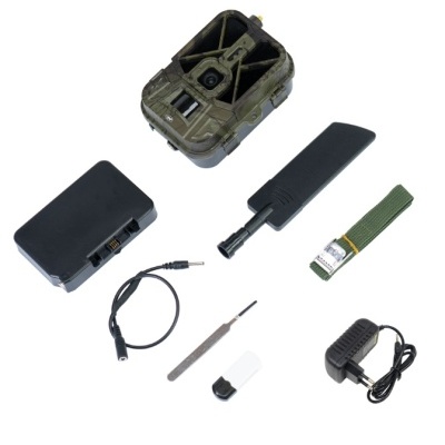Conjunto de equipamento tecnológico com caixa camuflada, antena, bateria, cabo USB, correia, chave de fendas, dispositivo USB e carregador