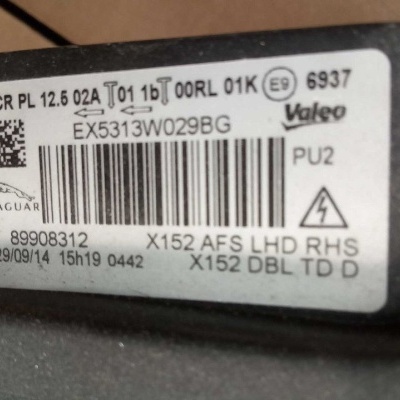 Etiqueta com código de barras e texto numa peça preta