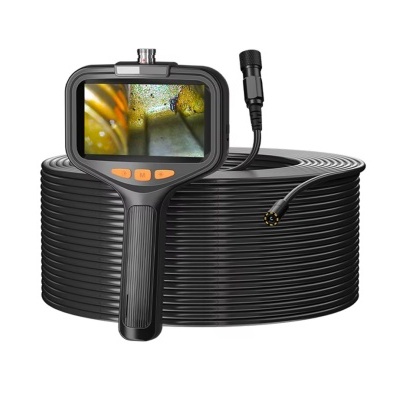 Endoscópio com cabo preto longo e monitor mostrando imagem interna colorida