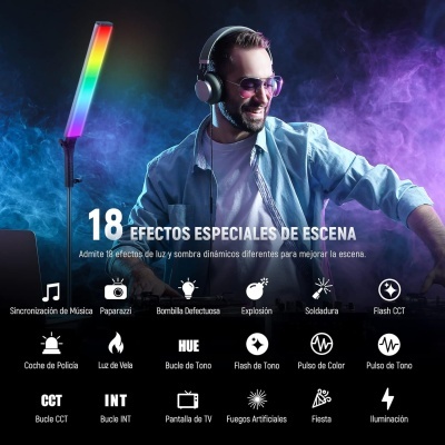 Barra luminosa RGB vertical com efeitos especiais e homem com headphones em fundo azul-roxo