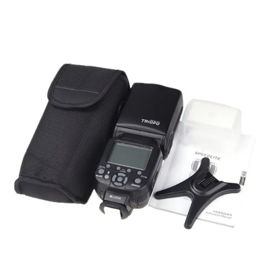 Conjunto flash fotográfico TRIOPO com acessórios e manual em fundo branco