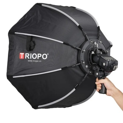 Softbox preto TRIOPO com texto e suporte em máquina fotográfica