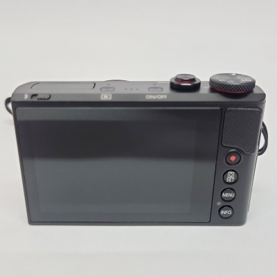 Câmara fotográfica digital preta vista de trás com ecrã e botões