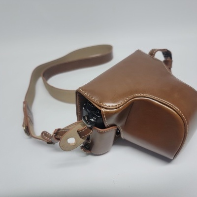 Estojo de couro castanho para câmara fotográfica com alça
