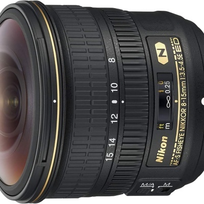 Objetiva fotográfica Nikon AF-S FISHEYE NIKKOR 8-15mm preta com detalhes dourados e vidro frontal convexo