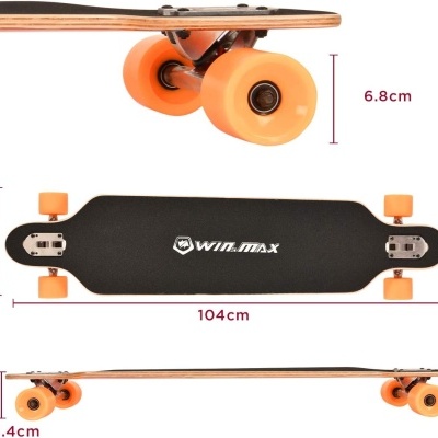 Longboard preto com rodas laranja e texto WIN.MAX