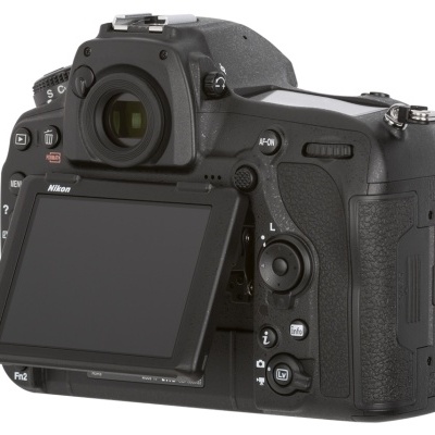 câmara digital Nikon preta com ecrã LCD articulado e vários botões